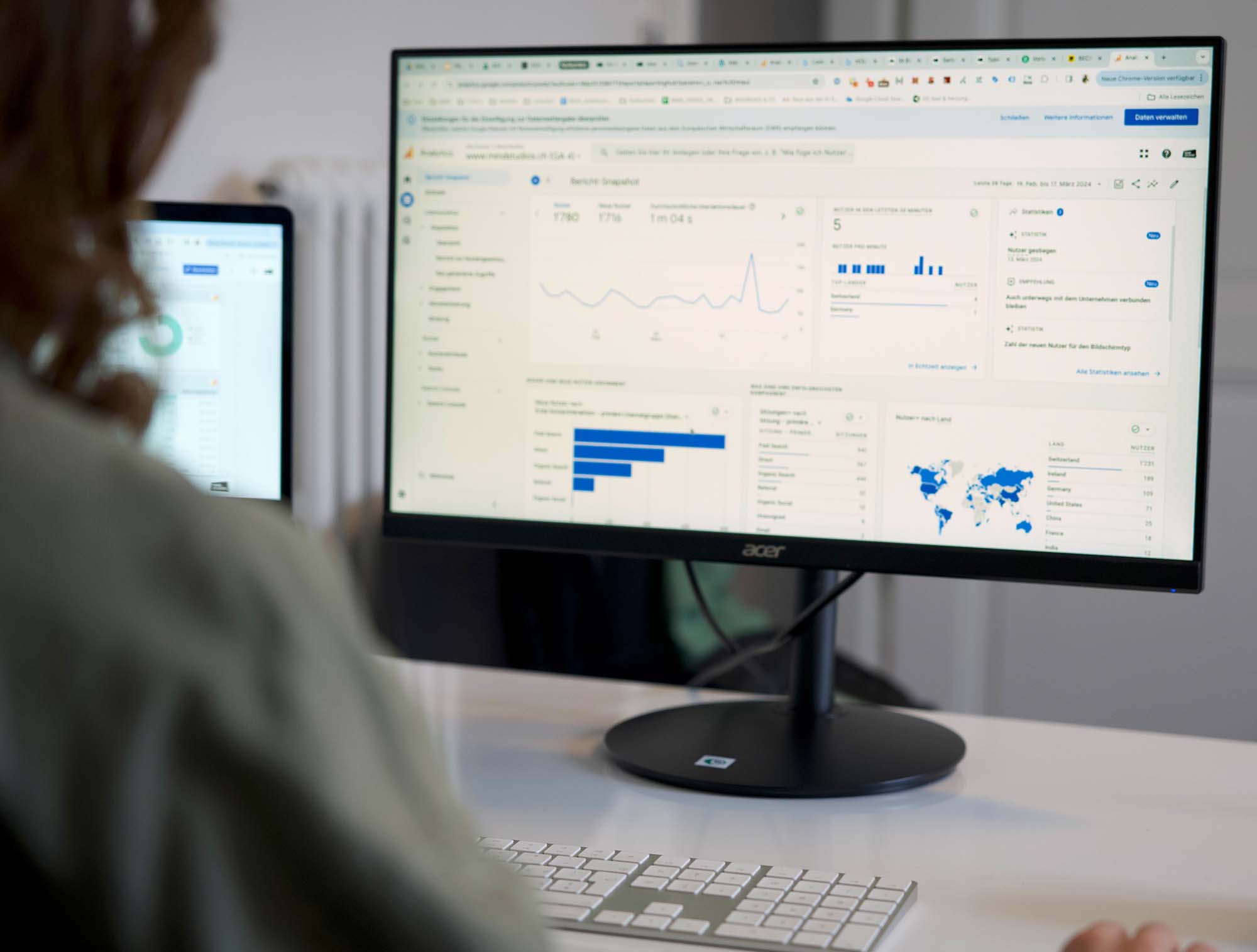 Web-Analytics-Dashboard auf einem Monitor im Studio