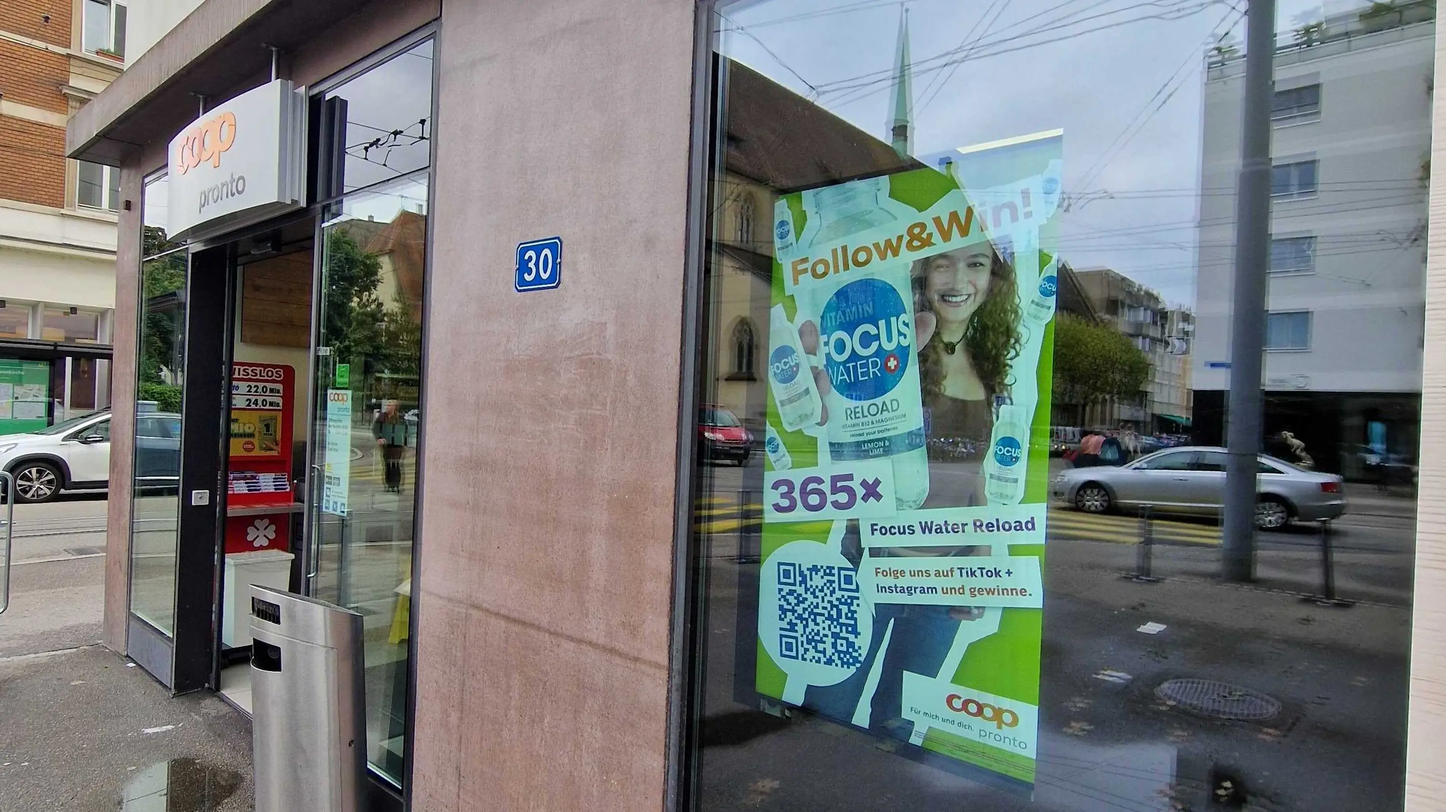 DooH-Plakat der Coop-Pronto-Launchkampagne